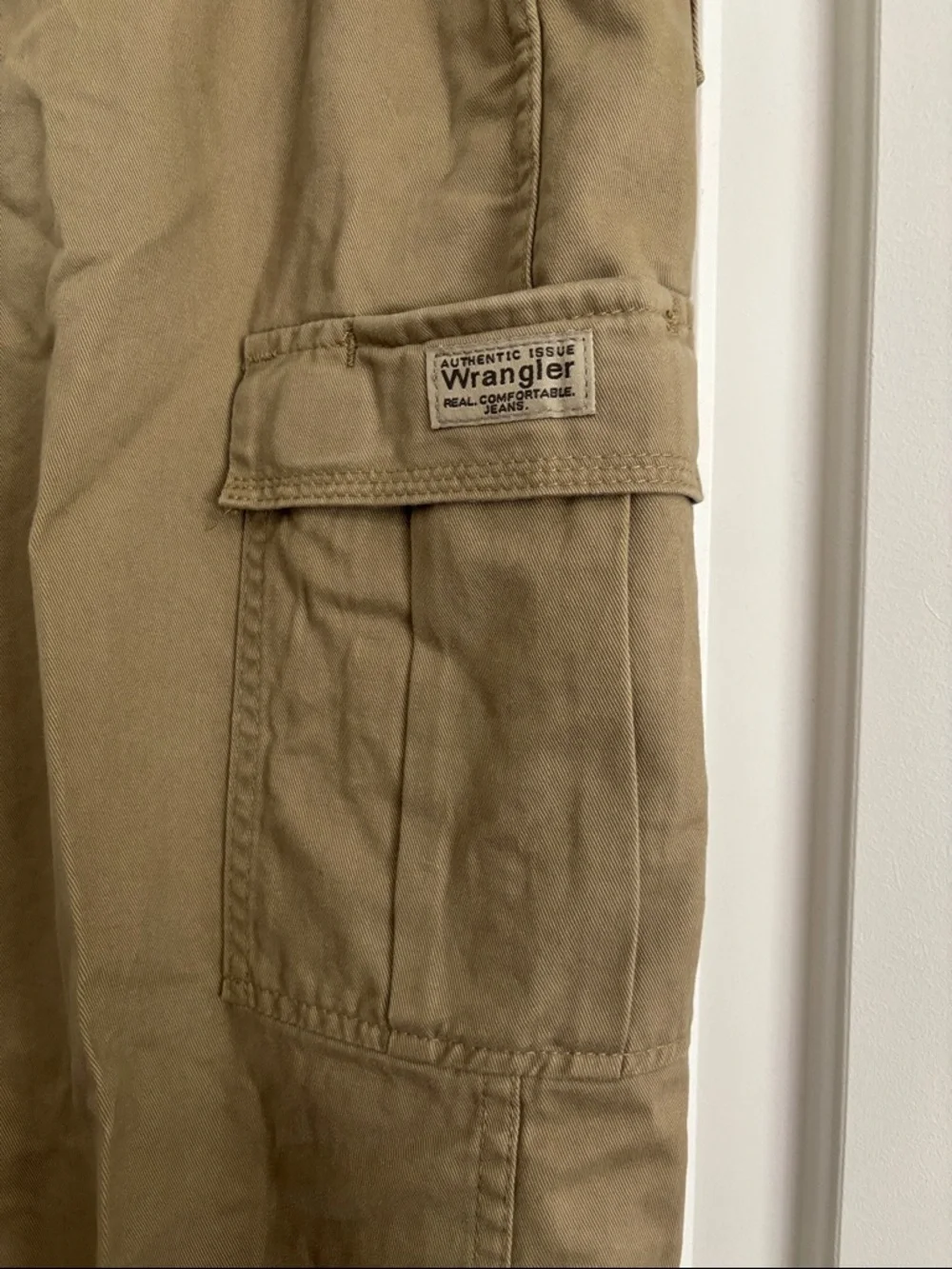 New! Men’s Wrangler khaki/tan cotton cargo pants, size 32x32, loose fit